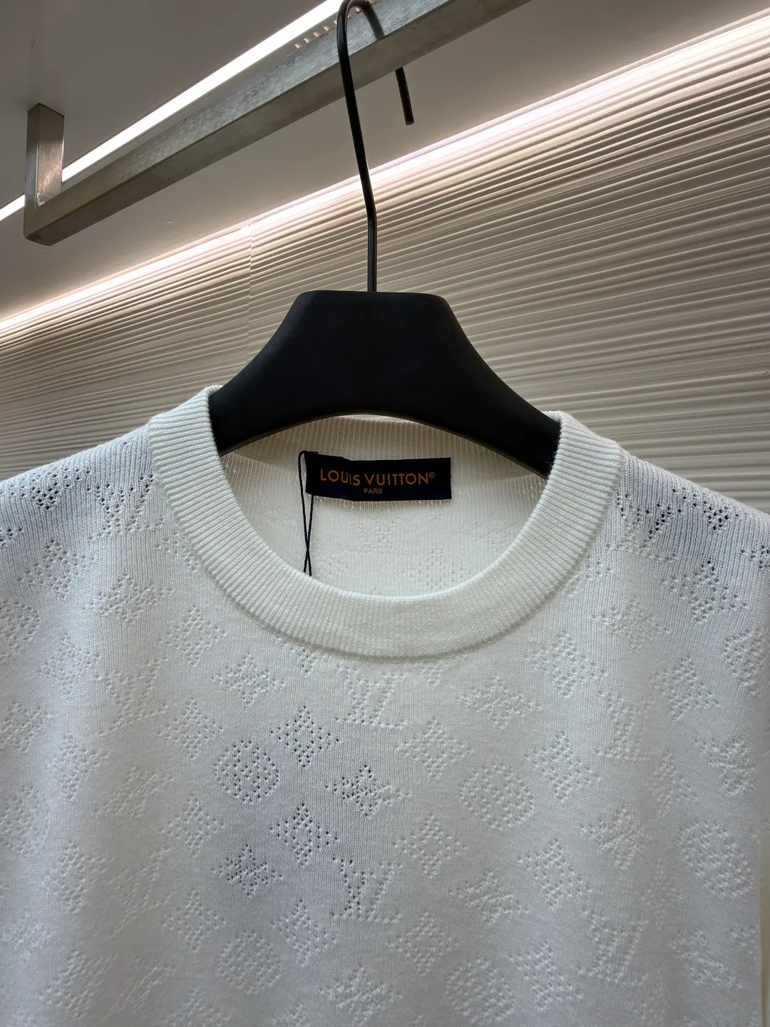 LOUIS VUITTON cotton round neck long-sleeved sweater with pick stitching ●Original version: purchased and developed by 12929 ●Item number: 1681422-A75 ●Fabric: combed cotton gauze fabric ●Technology: jacquard production ●Color: white ●Version: fitted version ●Weight: about 410 grams ●Size: S-M-L-XL ●Description: Through precision hollow knitting technology, it presents the brand's classic Monogram texture, with both soft texture and transparent design. The round neck design is processed through the narrowing and seaming process, making the collar shape flat and fitting the neck. The whole body texture uses intarsia knitting technology, and the pattern is delicate and three-dimensional, integrating with the fabric, making the brand highly recognizable. The cuffs are ribbed knitted to fit the wrist tightly and have excellent resilience. The overall tailoring is a form-fitting version, and the multi-piece knitted structure is spliced. The lines are smooth and natural when worn. It not only shows the luxurious texture of knitted items, but also highlights the brand's high-end craftsmanship through exquisite hollowing technology. It is a boutique item that combines fashion sense and wearing comfort. The overall wiring is straight and delicate, the fabric is comfortable and soft, and the color is consistent without color difference. It can be matched with the same style to create a fashionable look and control various occasions. Customized accessories, complete with three standards, same style for men and women!
